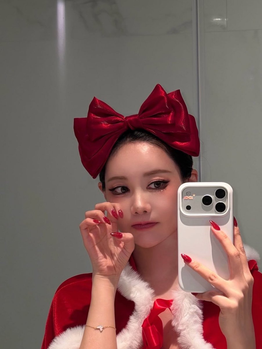 251225 | Instagram update

"Merry Christmas!!
Let's spend it together next year🎅🏻♥️"