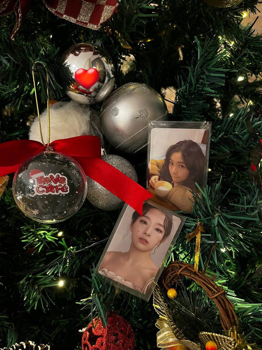 hatsunirene's tweet photo. feliz natal com #Elas !!! 🐰🤍🎁🐻🌟🎄 https://t.co/eNcio6LGlr