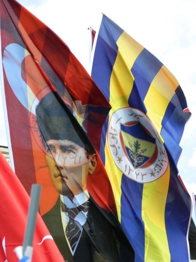 Bu bayrağa iyi bakın ! 
Anıtkabir’den meydanlara, direnişin olduğu her yerde gördünüz. Bu duruşun bir bedeli var ve biz o bedeli gururla ödüyoruz. #FenerbahceYıkılmaz