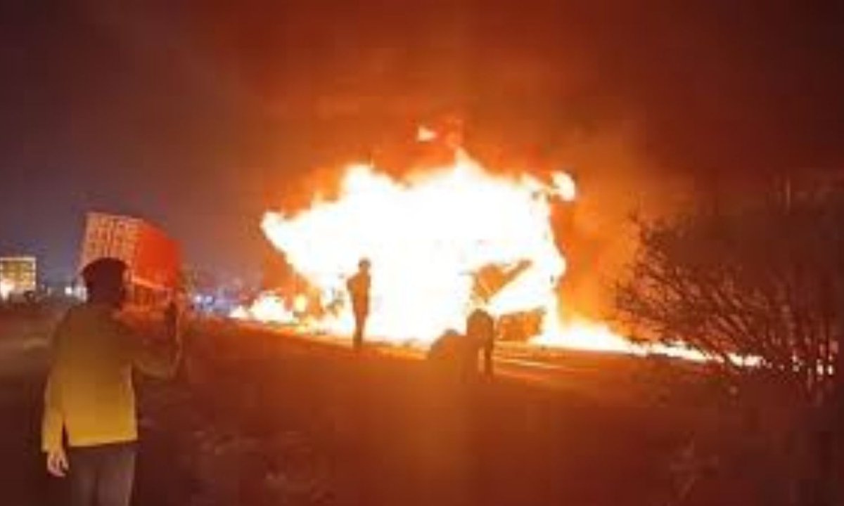 mohdamohsin's tweet photo. 10 killed in a major bus accident in Karnataka’s Chitradurga after a sleeper bus hit a truck on NH-48, triggering a massive fire. 21 injured are under treatment. Death toll may rise.
#BreakingNews #Chitradurga #Karnataka #BusAccident #NH48 https://t.co/vtNCtOIjmV