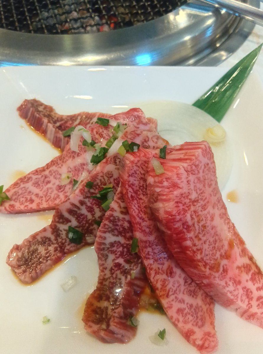 🍚お昼ご飯食べた?🤗
商店街の端にある韓国焼肉屋さんに初めて行った。出てきたお店の方は韓国人でなくて…。他にお客さんもいない
心配になったが極上カルビ定食を頼むと1980円！お肉も、全部美味しかった！食後にお店の方はネパール人で学生の時焼肉屋でアルバイトしてからお店持った！って！