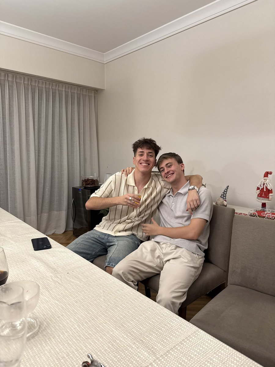 Aquí andamos, señores.

¡Feliz navidad para toda la bandurria!

Salud 🥂 https://t.co/58Rg3WsntS