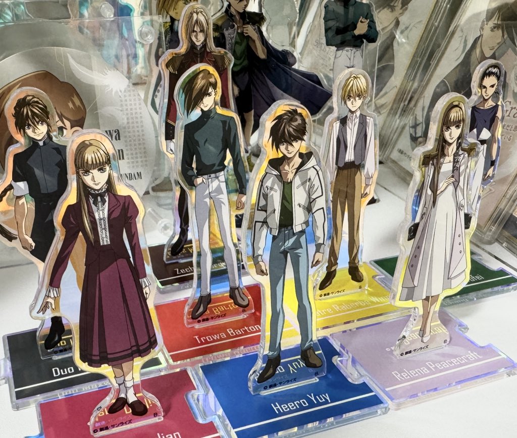 昨日届いたアクスタ、全員飾りきれないからどうしよう。 でもこれ