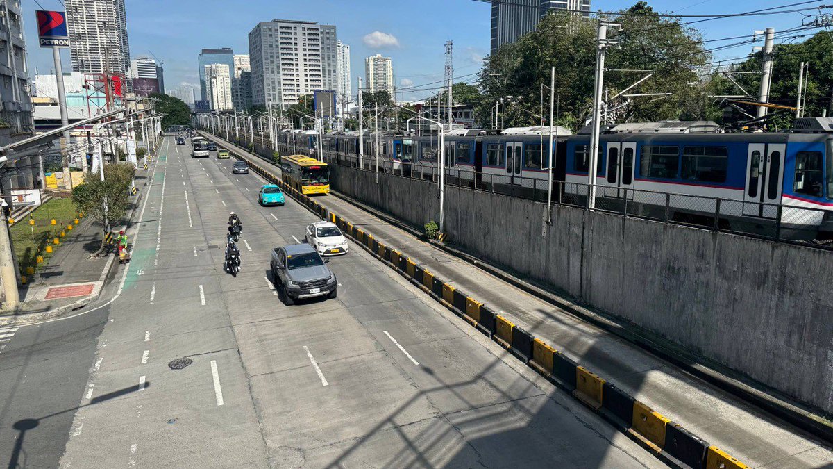 NET25TV's tweet image. MALUWAG SA EDSA!

TINGNAN: Sitwasyon sa EDSA ngayong Huwebes, Disyembre 25, bandang 10 a.m.

Halos walang sasakyan sa lansangan ngayong umaga kumpara sa mga karaniwang mga araw na halos walang galawan ang traffic. | via Earlo Bringas
#NET25NewsAndInformation #trafficupdate #EDSA