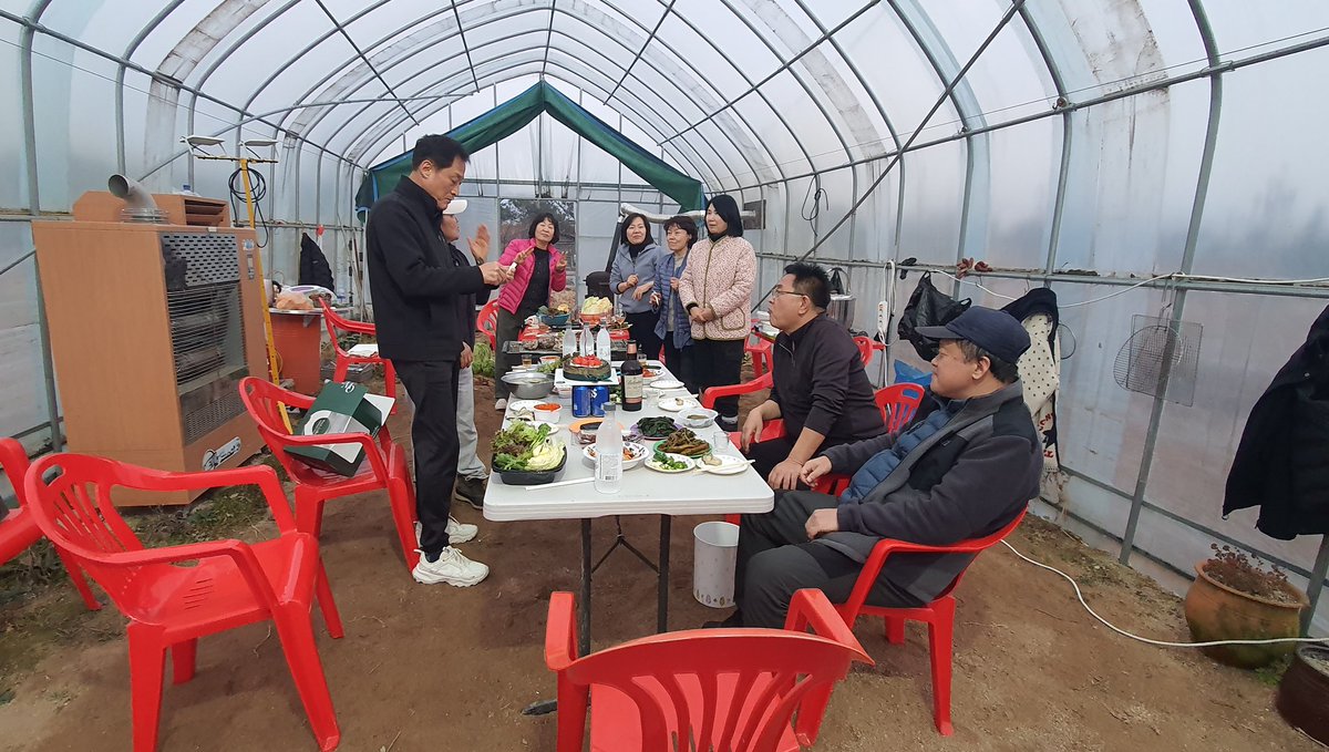 연말 송년모임을 팔호 농장서  형수님 모임인 아우디..?  모임 부부동반으로 즐겁고 
행복한 시간을 보냈네요~
