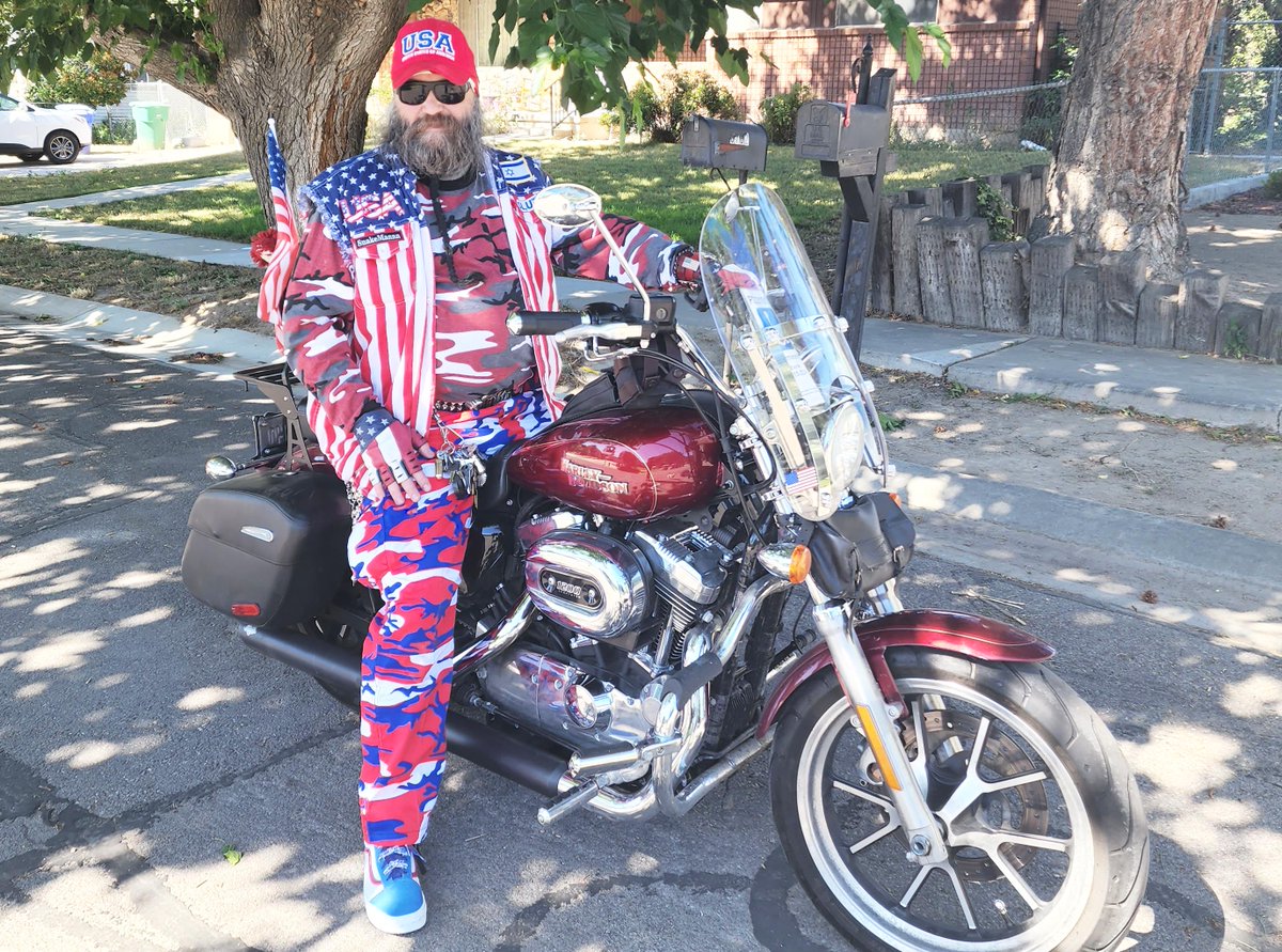 SnakeMannn's tweet image. Hi @thedebralea just watched you on Gutfeld!  Here's a photo of myself with my friend Pat Boone at the 2010 Beverly Hills Tea Party event. Also a pic of Victoria Jackson AlfonZo Rachel and Andrew Brietbart with myself, the SnakeMannn! I was good friends with Andrew. As you can…