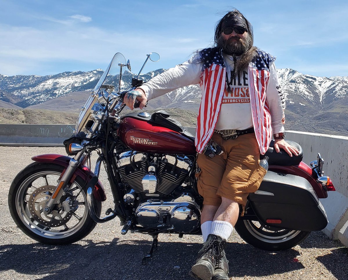 SnakeMannn's tweet image. Hi @thedebralea just watched you on Gutfeld!  Here's a photo of myself with my friend Pat Boone at the 2010 Beverly Hills Tea Party event. Also a pic of Victoria Jackson AlfonZo Rachel and Andrew Brietbart with myself, the SnakeMannn! I was good friends with Andrew. As you can…