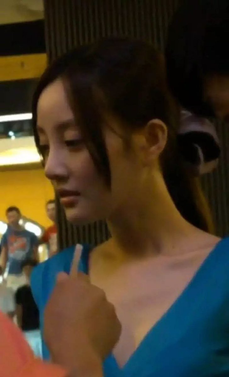 BlogPsycho46653's tweet photo. 大神竟抄底偷拍李小璐？深蓝包臀裙炸场 北京商场摇曳S曲线 蜂腰翘臀沟壑深邃 熟女风情撩爆！
想看完整视频点击搜索  https://t.co/xnhKGtzh02 #狠人大神抄底偷拍李小璐 #李小璐裙下风光 #明星黑料 #抄底李小璐 #吃瓜爆料 https://t.co/z1ygKirJgg