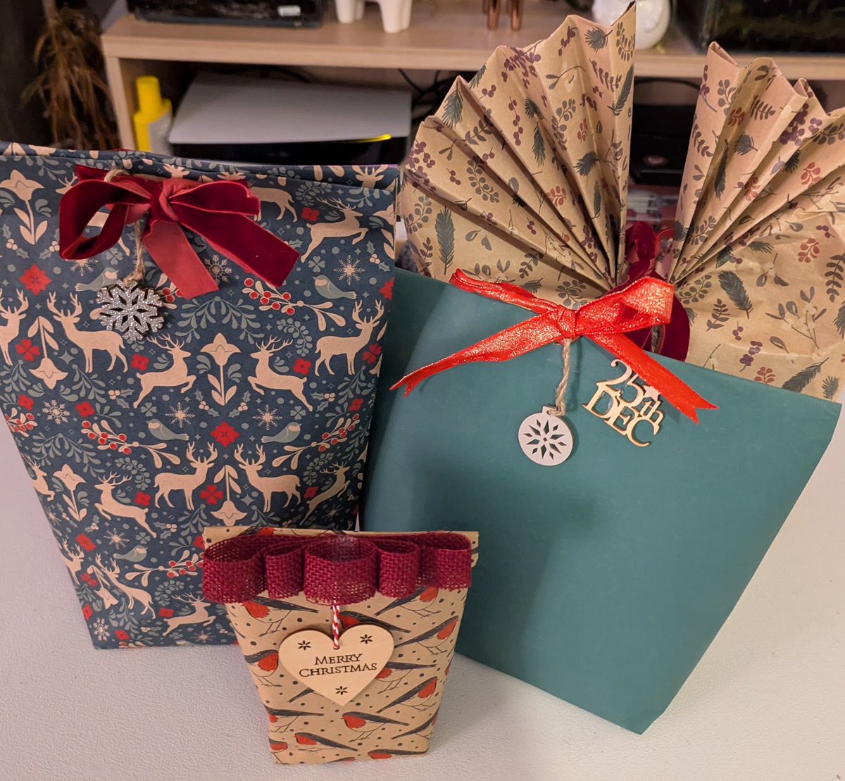 MaxwellGriffin's tweet photo. I tried to up my game this year.. roast my wrapping 😳 https://t.co/9d2IrtVr9u
