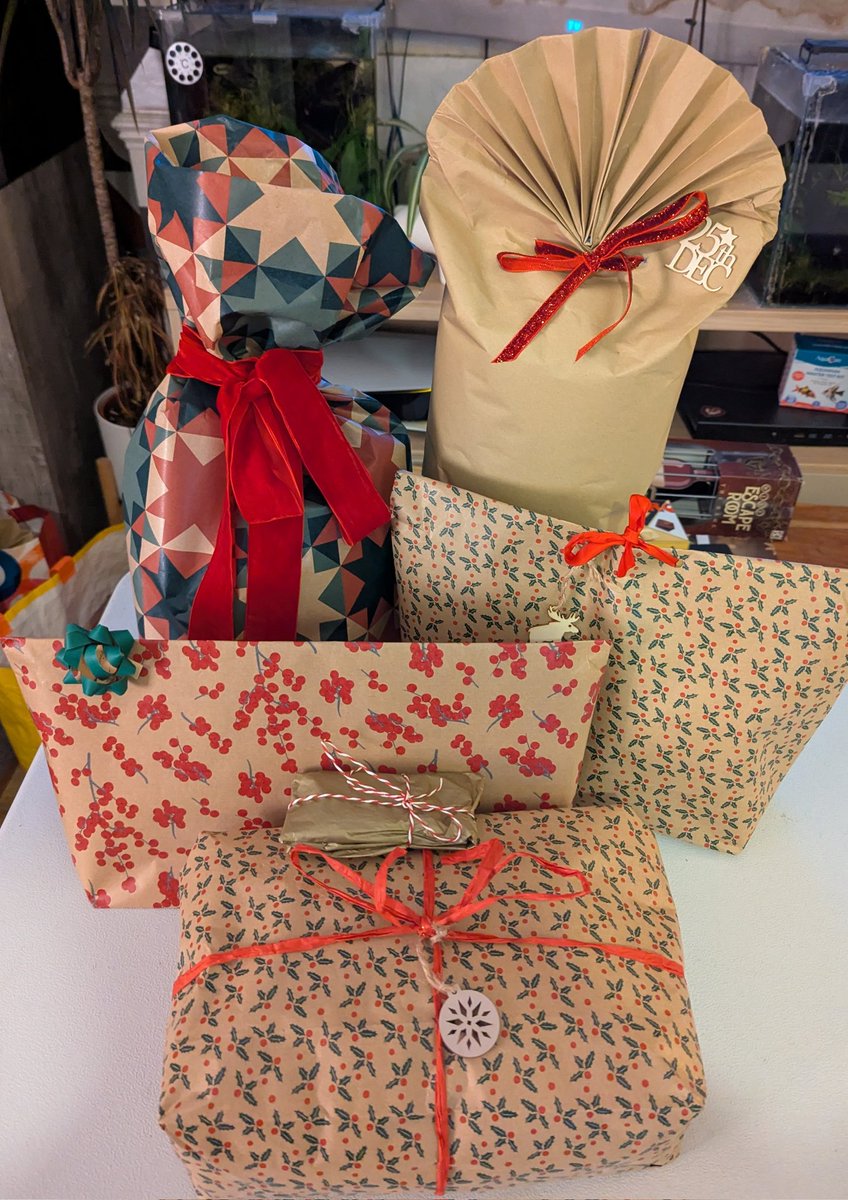 MaxwellGriffin's tweet photo. I tried to up my game this year.. roast my wrapping 😳 https://t.co/9d2IrtVr9u
