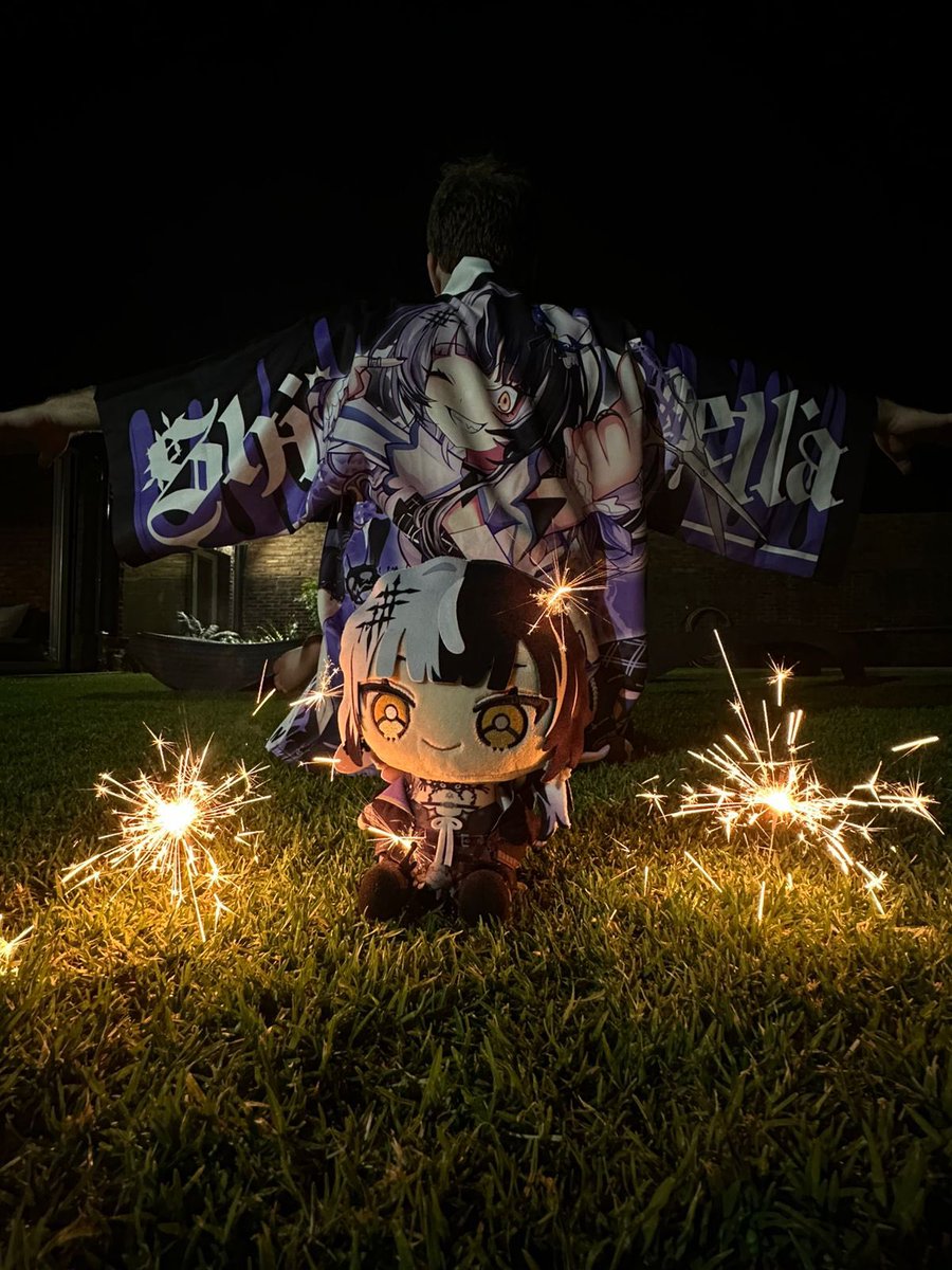 Merry Christmas everyone!

Shiori had a bit of fun with some sparklers (She hasn’t burn down the house yet) 

#ShiorinOnAir