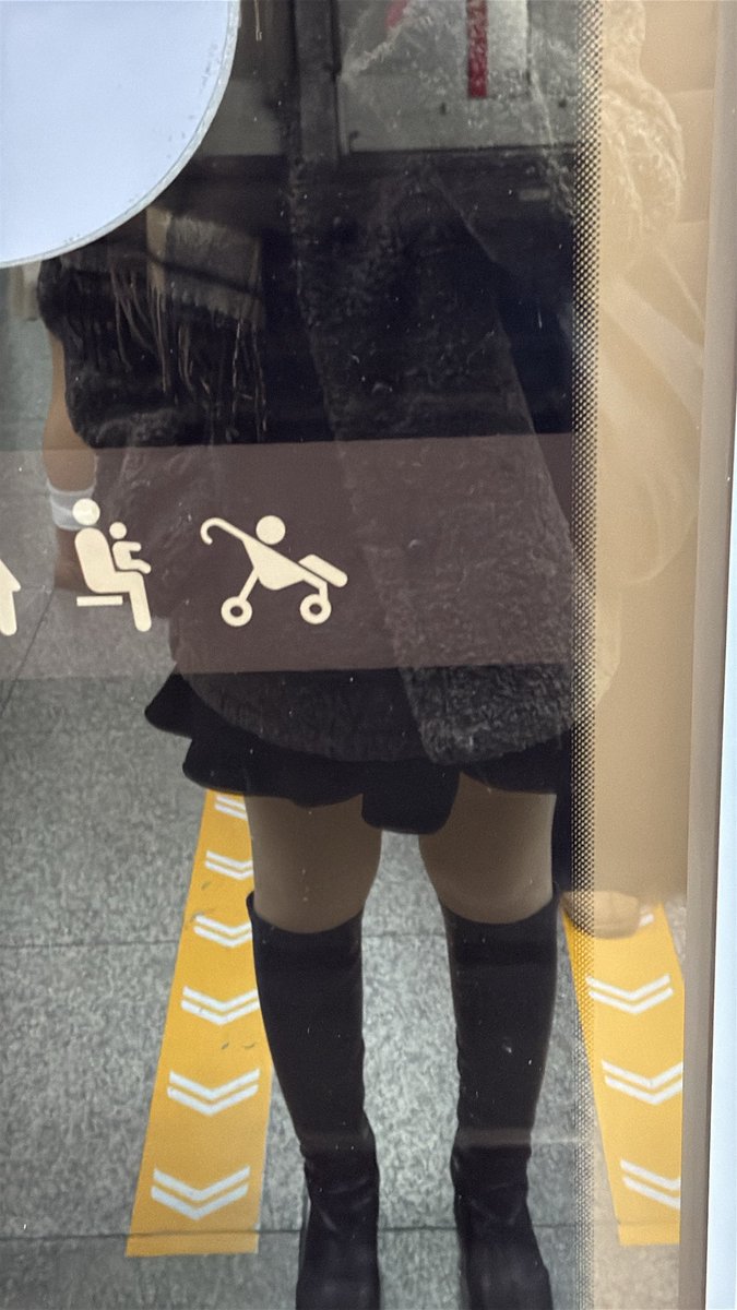 OVms0's tweet image. 남자친구가 싫어하는 패션으로 입음
그리고 나도 ㅈㄴ 후회함
이러고 같이 스케이트 타러가야댐 샤갈!!!!