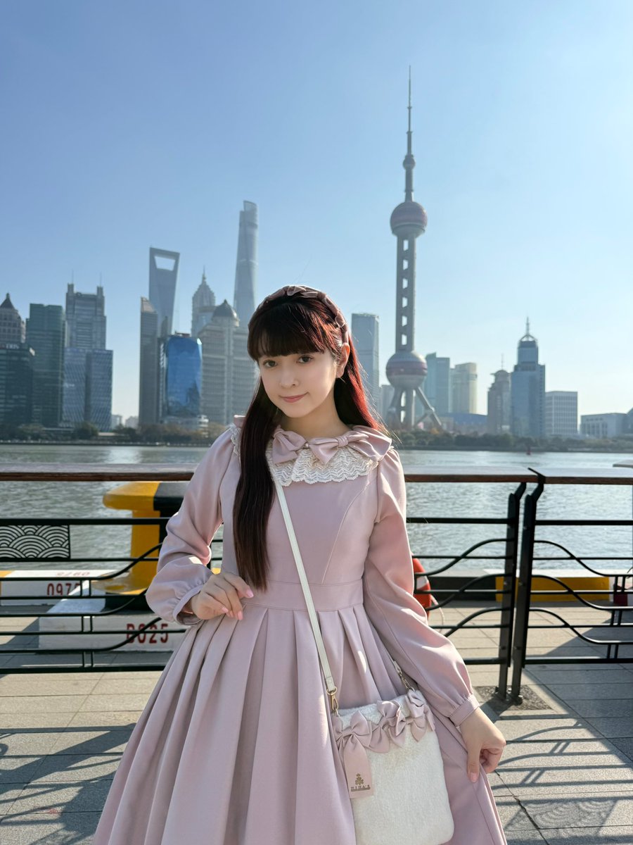 上海タワーの前で♥️ Melody BasKetさんのリボンのワンピース