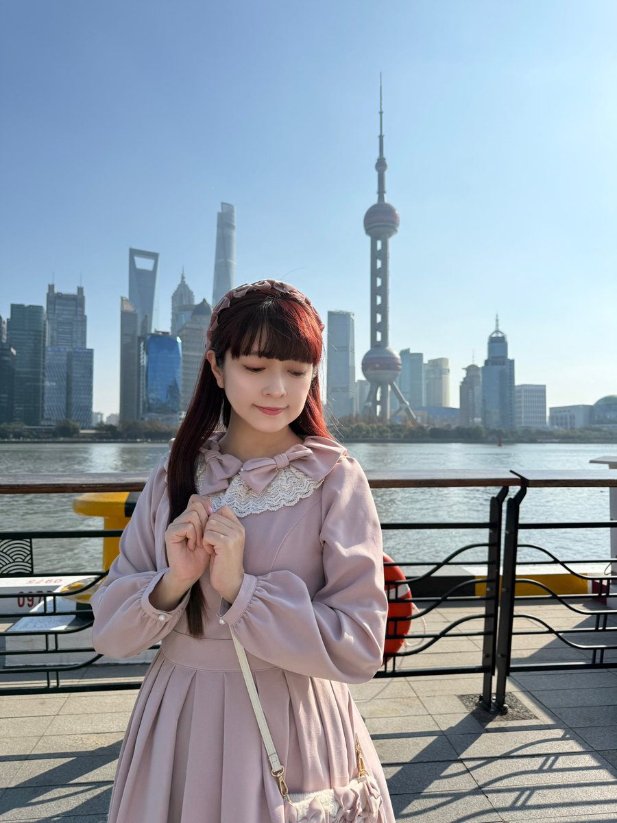 上海タワーの前で♥️ Melody BasKetさんのリボンのワンピース