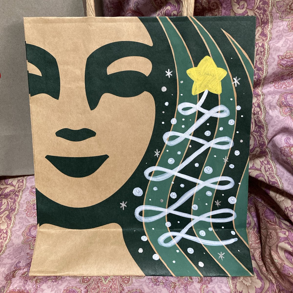 358mtb's tweet image. クリスマスプレゼントを入れる紙袋達にラッピングをした後 お絵かきしましたᝰ✍🏻
いい感じ♪