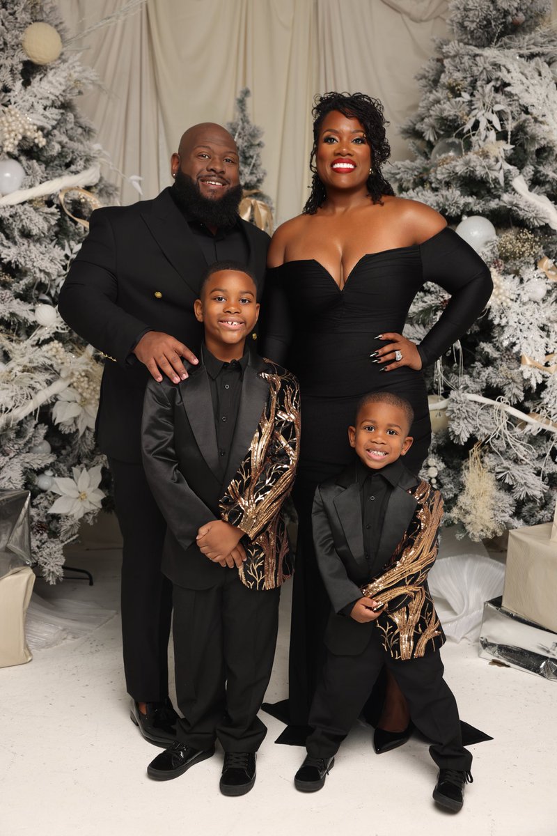 Educ8torHicks's tweet photo. Happy Holidays from my family to yours 🖤 https://t.co/W8pj9wOTRF