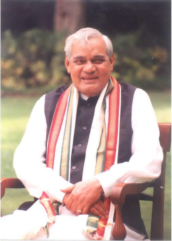 बाधाएँ आती हैं आएँ
घिरें प्रलय की घोर घटाएँ,
पावों के नीचे अंगारे,
सिर पर बरसें यदि ज्वालाएँ,
निज हाथों में हँसते-हँसते,
आग लगाकर जलना होगा।
क़दम मिलाकर चलना होगा।
पूर्व प्रधानमंत्री “भारत रत्न” श्रद्धेय अटल बिहारी वाजपेयी जी की 101वीं जयंती पर 
शत्-शत् नमन।

#AtalSmritiVarsh