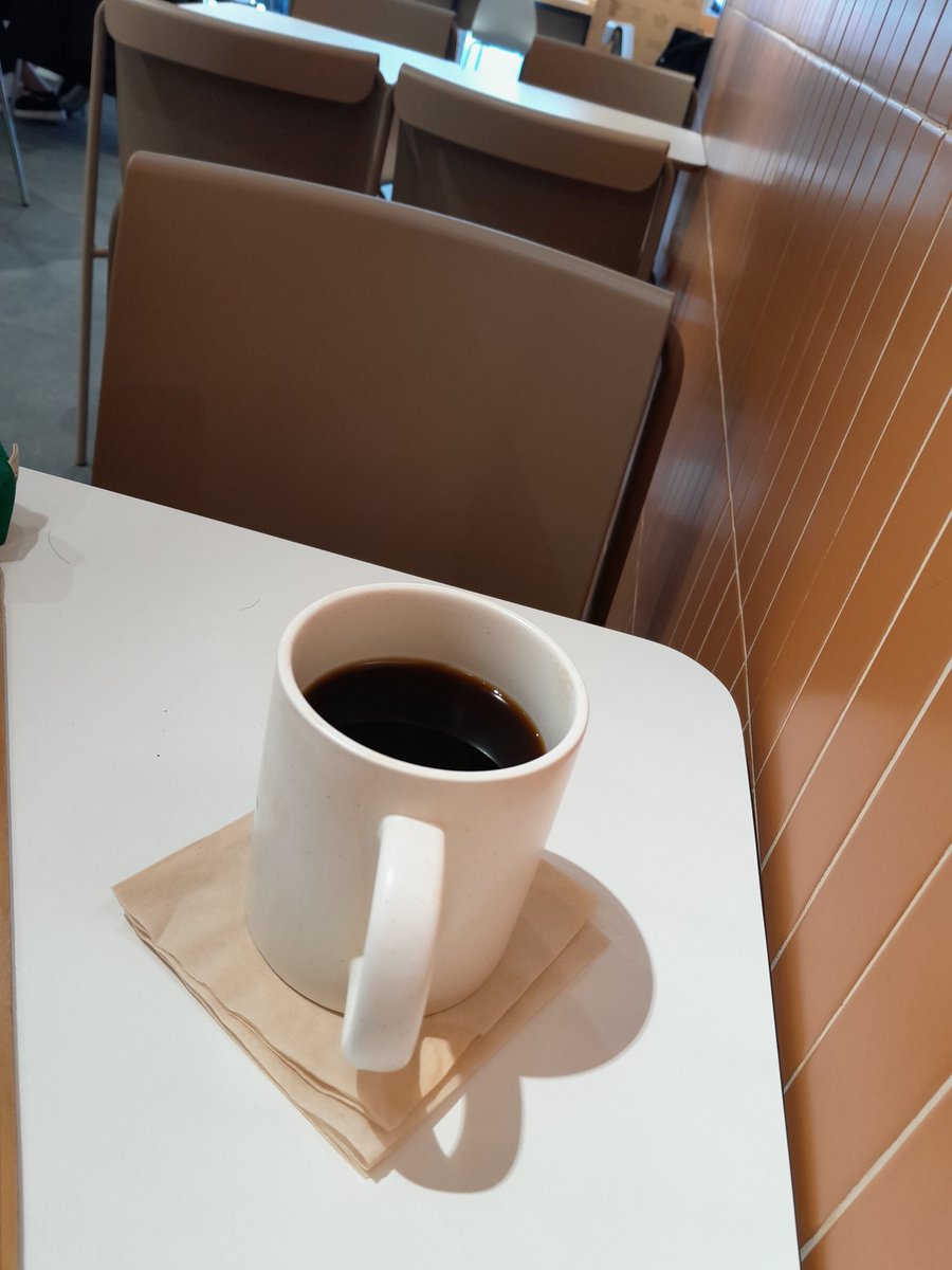 devil_resurrect's tweet image. 집에 쳐박혀 휴일을 보내고 싶지 않아서 카페로. 역시 구석탱이 자리가 취향인가. 뭔가 숨어서 훔쳐보는 느낌.