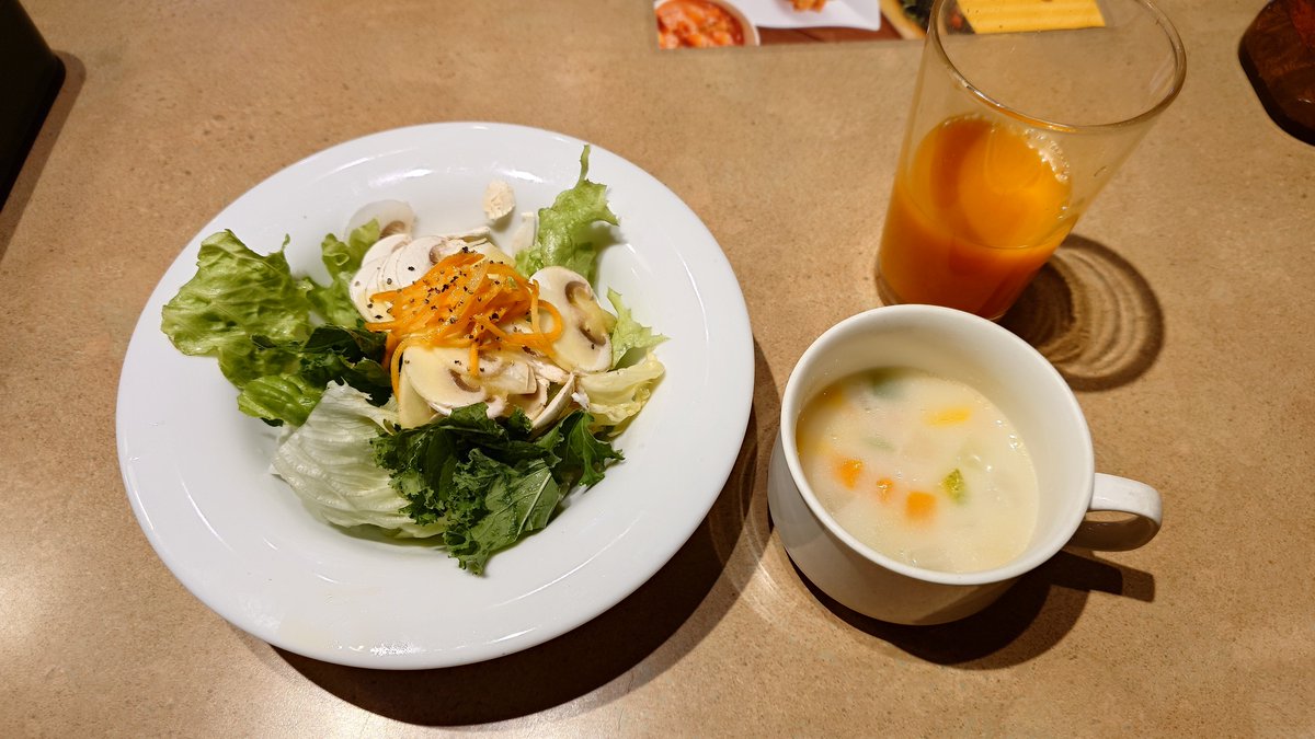 river_far's tweet photo. お昼
爆弾ハンバーグの FLYING GARDEN へ初訪店。
爆ハン にんにくソース キングランチ ¥1571.-
追加和風ソース 無料
チーズソース ¥154.- →クーポンで無料
大きな海老フライ クーポンで半額¥275.-
ミニマッシュルームサラダ クーポンで半額 ¥181.-
ドリンクバー クーポンで無料

お腹いっぱいです。 https://t.co/n7EYB2EujD