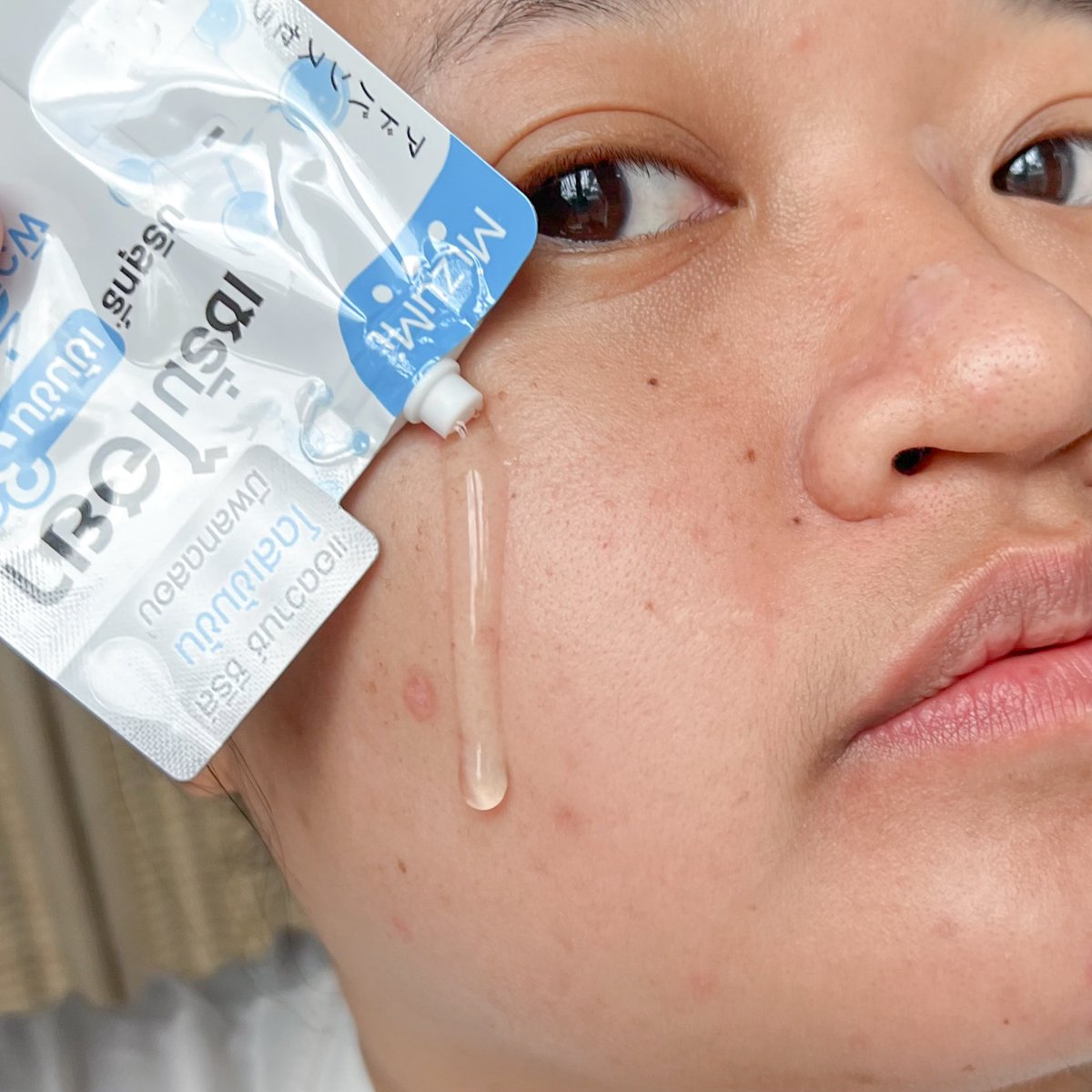 callmejingz's tweet image. กลับมาตุนต่อกับ MizuMi เซรั่มไฮยา สูตรสีฟ้า มีไฮยาบริสุทธิ์เข้มข้น 3% ทั้งล็อคและเติมความชุ่มชื้นให้ผิวนาน คือชอบจริง เนื้อเซรั่มชีไม่เหนียวเลย ซึมไวมากก แถมปลอบประโลมผิวดี ใช้แล้วผิวดูอิ่ม ฉ่ำน้ำ อ่อนโยนต่อผิวแพ้ง่ายด้วยนะ ผิวแข็งแรงขึ้นเลยย

 #ใช้จริงรีวิวจริง #MizuMi…