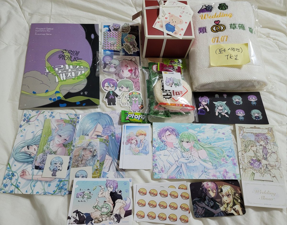 사진은 어제 찍었는데 업로드를 이제야... 🥹 웨캎 양일동안 선물+무나로 받았던 거예요!!! >< 한분 한분께 받을 때마다 정말 이런 거 받아도 되나 하고 손이 떨렸네요... 택배로 받기로 한 회지하고, 이미 먹거나 사용한 것들은 사진에 못 담았지만 모두 정말 감사합니다!! 💜💚 너무행복햐요......