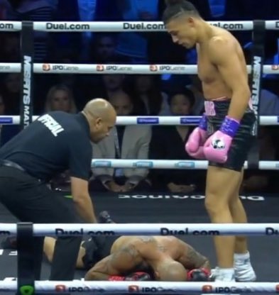 HelloCryptoooo's tweet photo. @ChaseDeMoor @KSI Bro cooked him with pink gloves 😭😭😭😭 https://t.co/tBGmTdQa2J