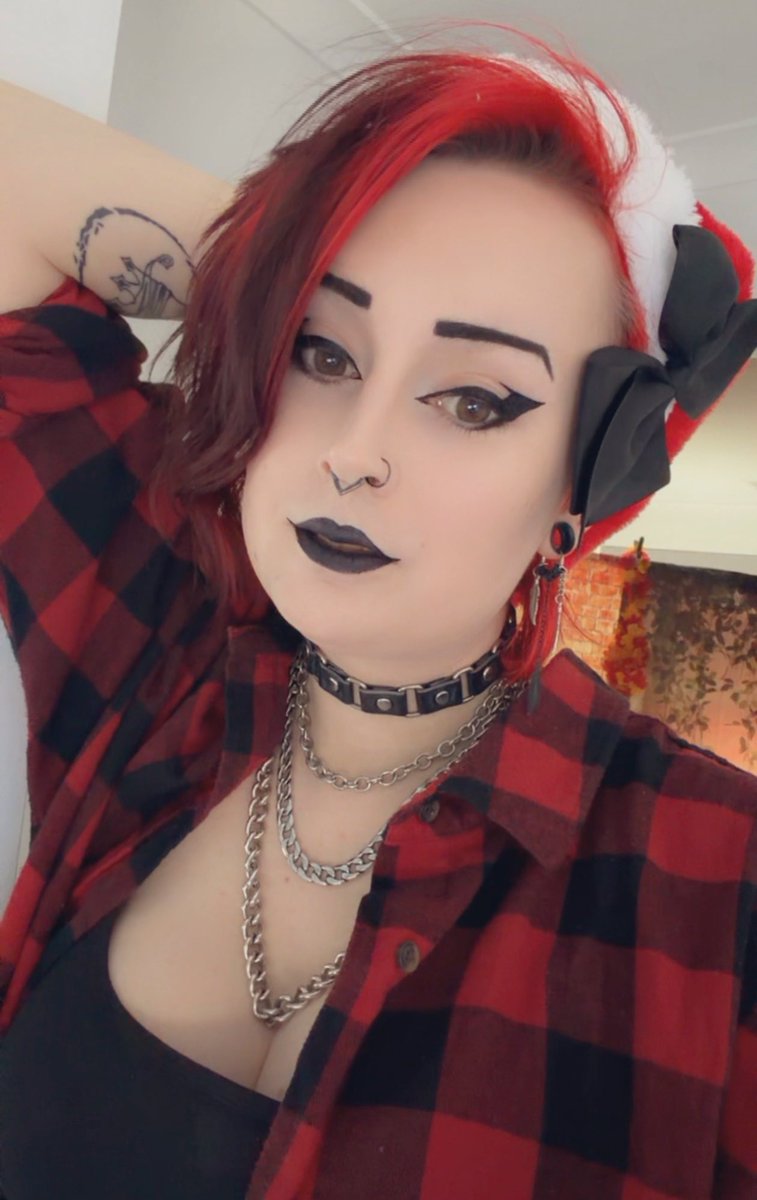 Lil cheeky chimmus eve stream ♥️

If you’d like a place to hang amongst a gaggle of gay lil misfit frogs come hang

 Twitch.tv/rin_vixen