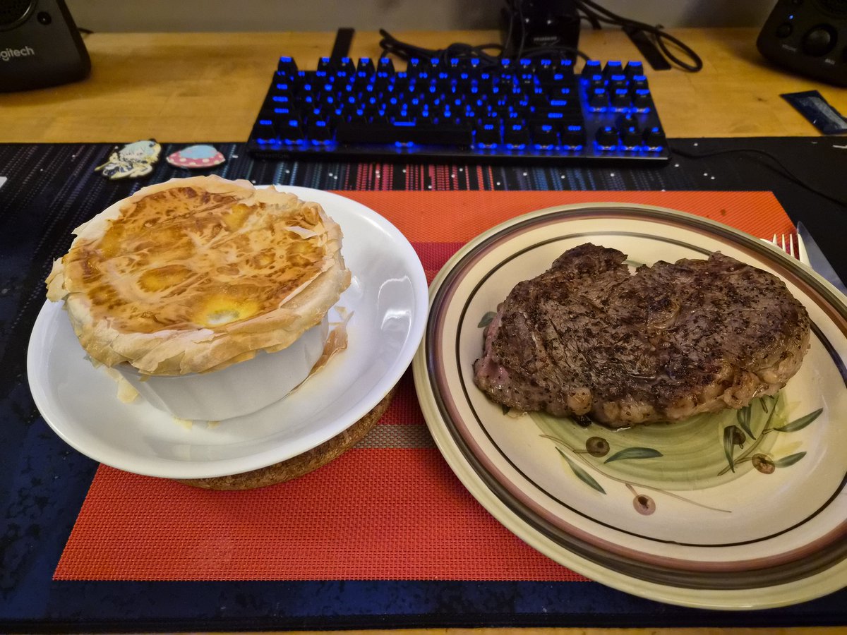 今年のクリスマスディナーはステーキとフレンチオニオンスープを作りました。台所はめちゃくちゃになりました。（笑）