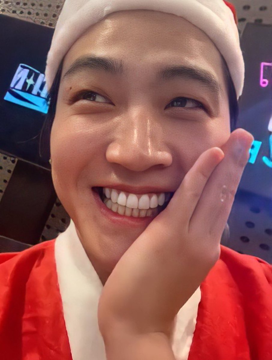 K_mhswr's tweet photo. HO-HO-HO
Have a Holly Jolly Christmas to my moots who celebrate~! 🎄❤️✨

*Santabeom just had to appear once a year🎅🏻

#메리크리스마스 #MerryChristmas2025 https://t.co/2pERZFAqLY
