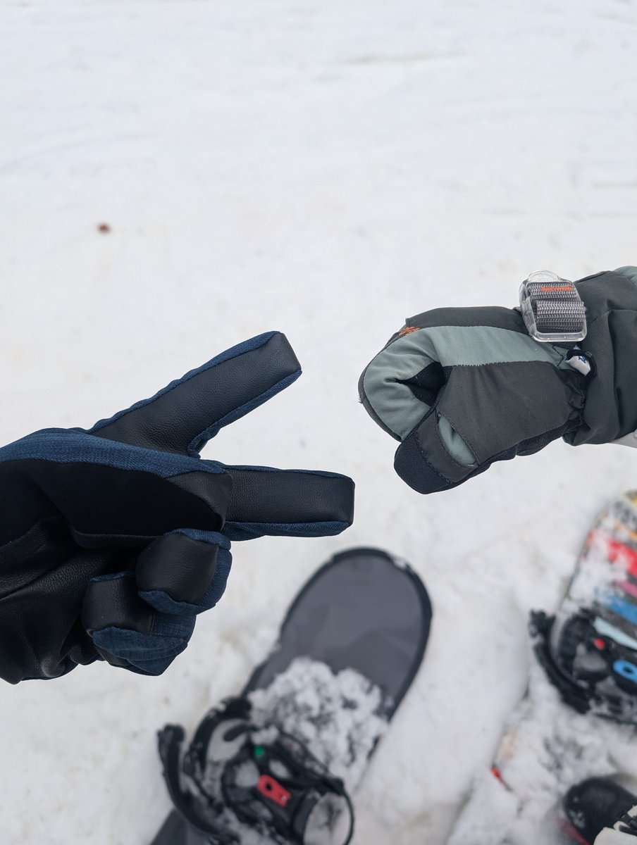 今年２回目別の場所にて
イエティより広いけど地面めっちゃ見えてるし氷がヤバいwwやっぱ今年おったかいねんなぁ🤣🤣

二人でピースしてるのに勝ちに来る妻△