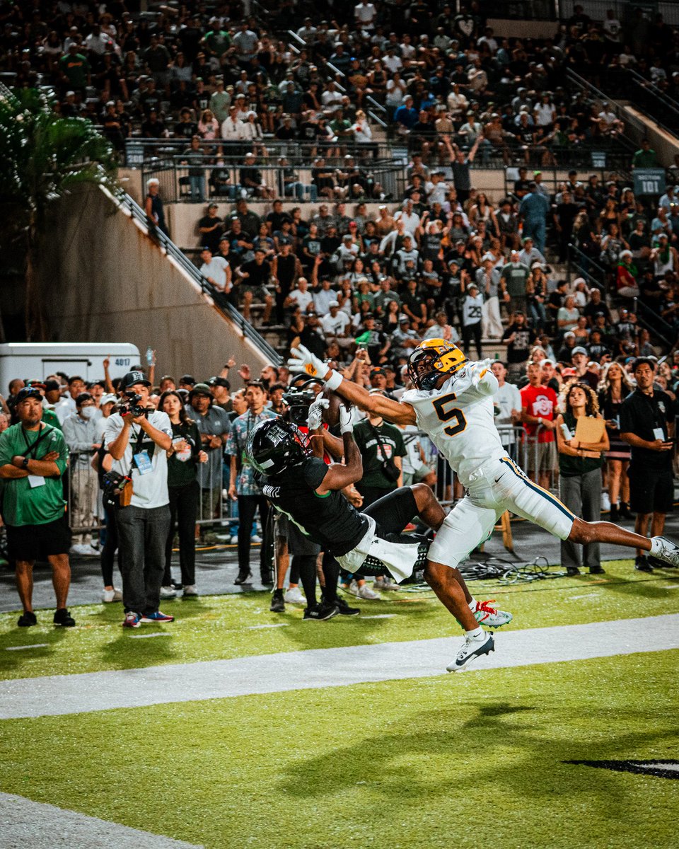 HawaiiFootball's tweet image. B-White you are a magician 🤯

#BRADDAHHOOD x #GoBows
