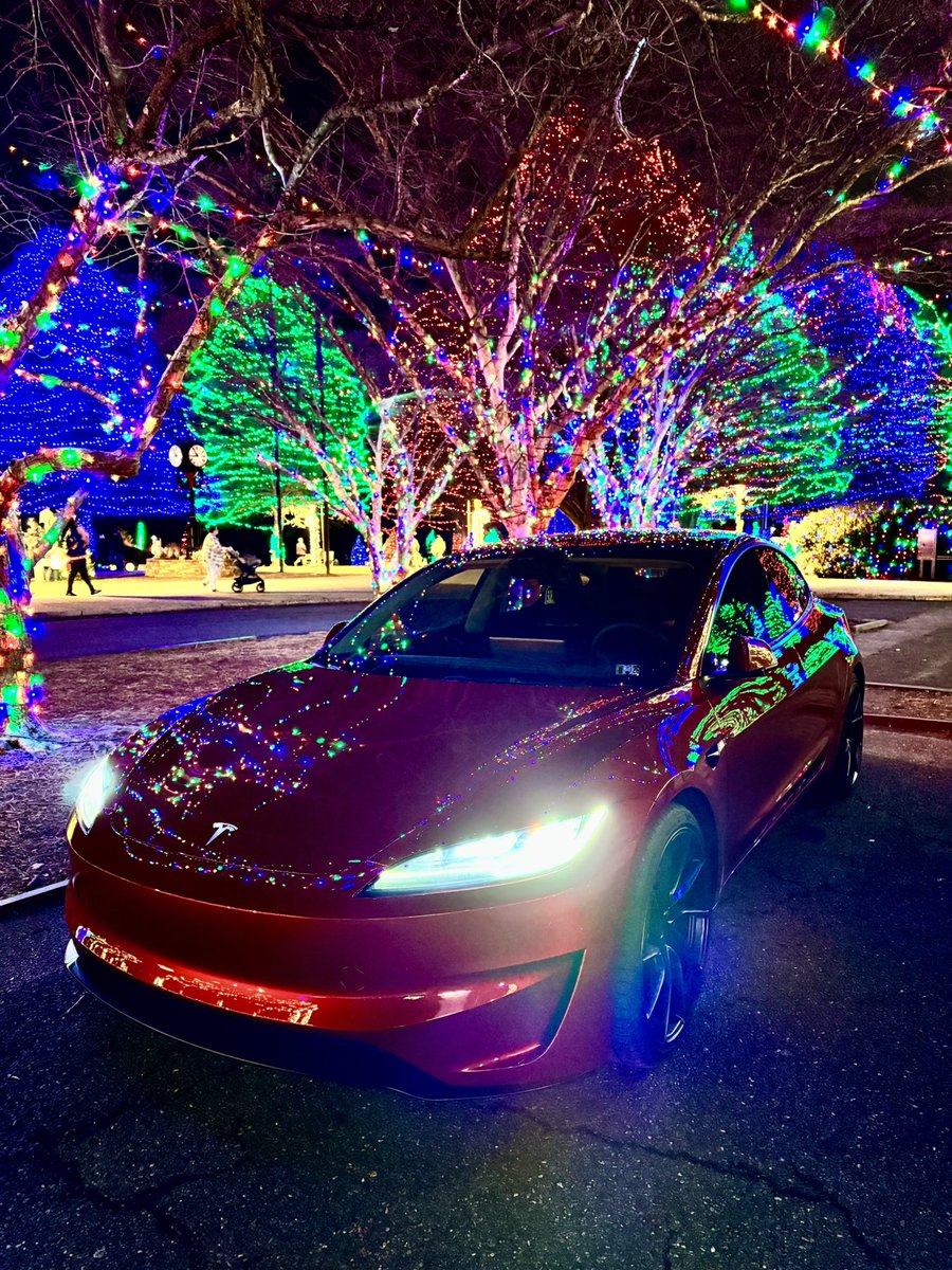 christe25545867's tweet image. Merry Christmas! 🎄 #teamred @DelValTesla @Xenius @jchenone20 @TeslaMaryland @dennis_murphy