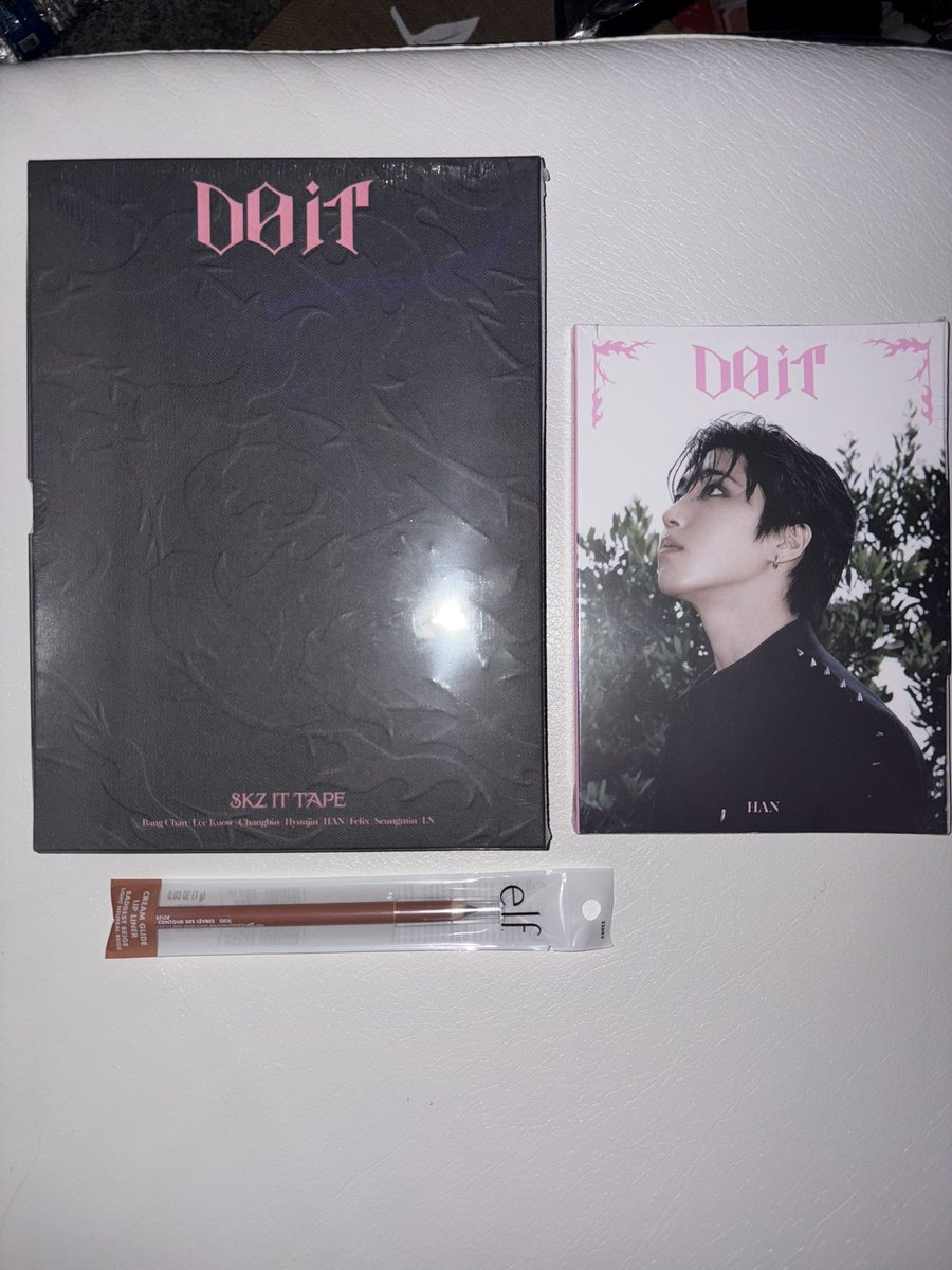 seungsluvr's tweet photo. small (but big album..) haul @ target! might give the small album one to a friend :3 dont mind the flash i took this when it was dark lolz
$45 estimated! (╹◡╹)
.𖥔 ݁ ˖༘⋆𐦍⊹₊ ⋆。˚🍙 #kleptotwt #klepto #lifttwt #shoplifter https://t.co/JoZzGitqd4