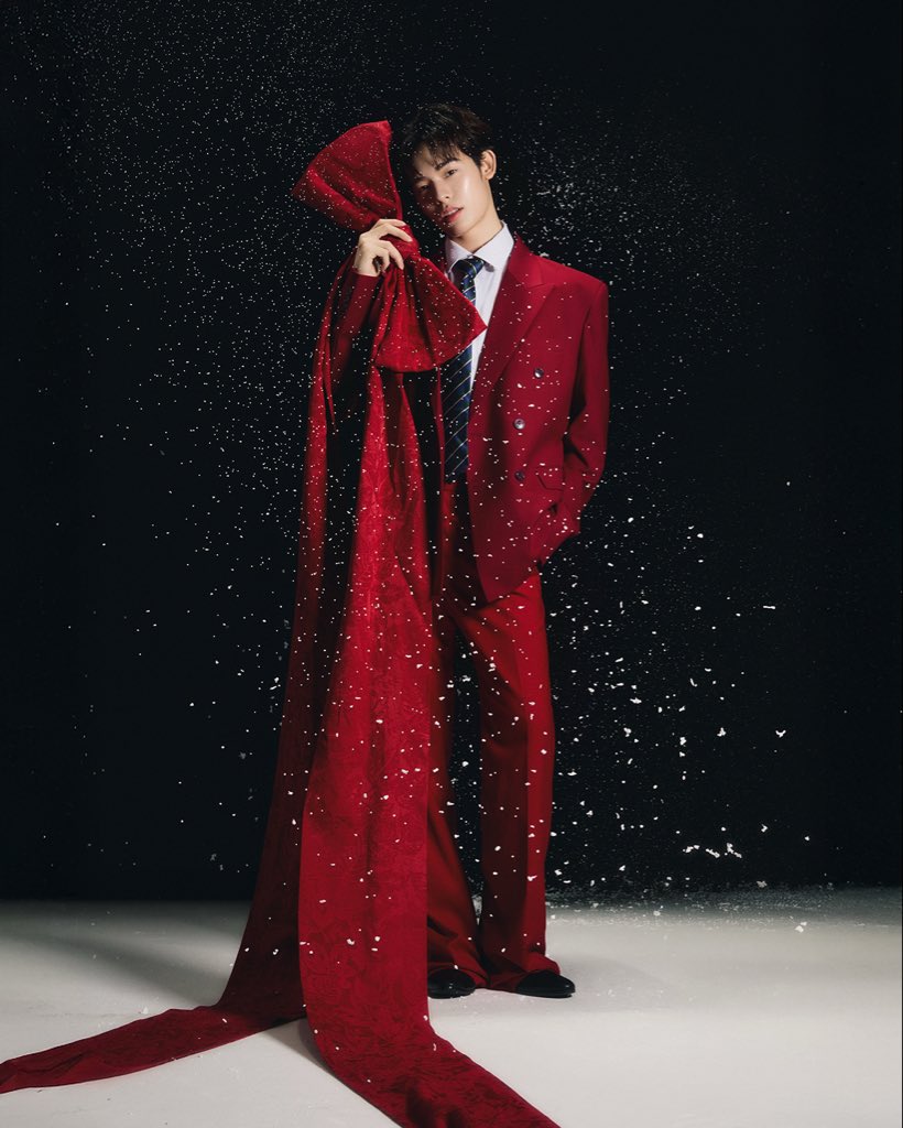 Wrapped in red, just like Christmas 🎁🌲 #Porsuppakarn #teeteepor #ตี๋ตี๋ป๋อ https://t.co/2xpbHEejyz