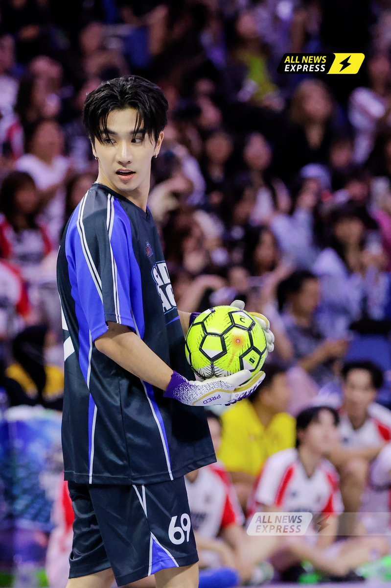 ALLNewsEXPRESS1's tweet image. พี่นักบอลเบอร์ 69,55 #เพิร์ธแซนต้า ในงาน #GMMTVStarlympics2025

#PerthTanapon #Santapp 
#PerthSanta