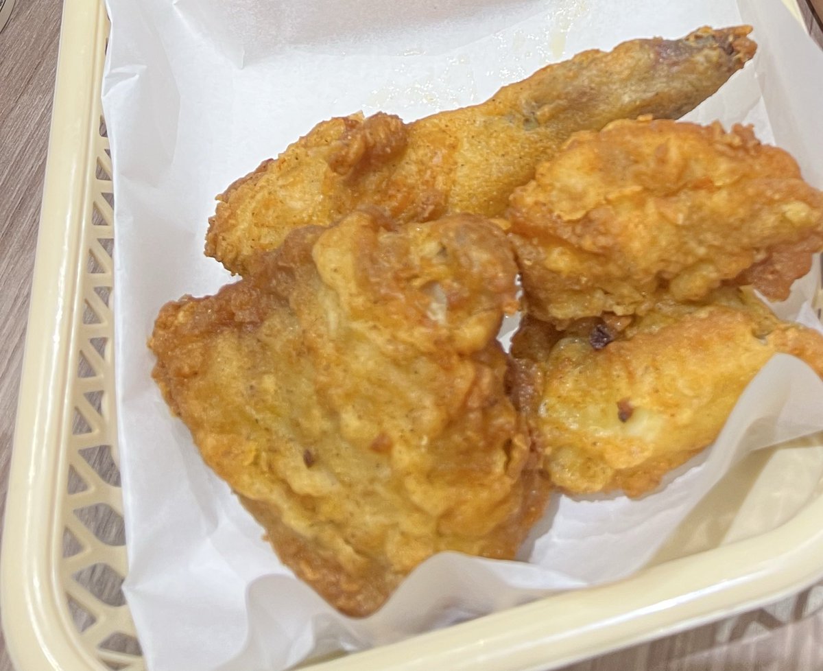 Anda_anda1997's tweet photo. #รีวิวKFCญี่ปุ่น #KFCญี่ปุ่น 
ฟิวเเบบเอาไก่ไปนึ่งให้สุกเปื่อย(พร้อมกับผงรสนัวสูตรลับ) 
แล้วก็พักให้เย็น  แล้วมาทอด ปรุงรสอีกที
เพราะกระดูกเล็กๆสามารถเคี้ยวได้เลย 
หนังไก่ไม่กรอบหยาบๆ  
รสกระเทียมพริกไทยกรอบๆ นานๆจะมาที หน้าร้อน หน้าหนาว  แล้วก็็หมดเทศกาล ไม่เหมือนที่ไทยมีตลอดกาล https://t.co/GdemWzYncw