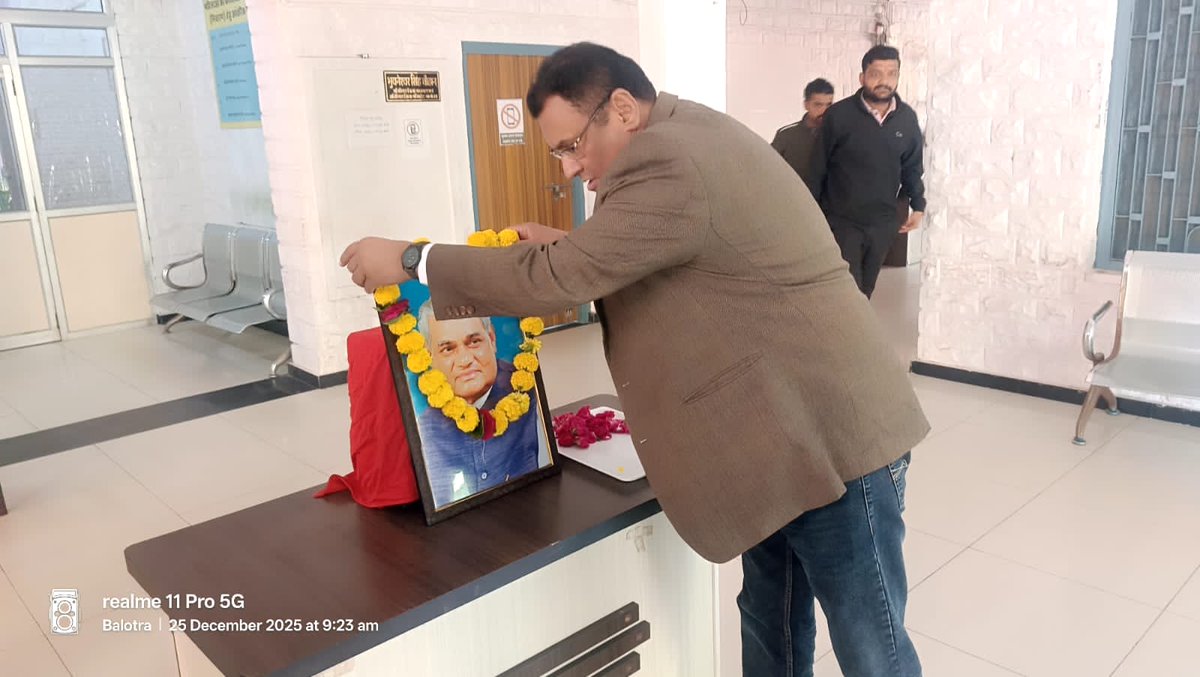DCDMBALOTRA's tweet photo. अतिरिक्त जिला कलक्टर भुवनेश्वर सिंह चौहान ने सुशासन दिवस पर पूर्व प्रधानमंत्री श्री अटल बिहारी वाजपेयी को दी पुष्पांजलि

@BhajanlalBjp
@KumariDiya
@DrPremBairwa
@RajCMO
  
#2साल_नव_उत्थान_नया_राजस्थान
#SushasanSaptah2025
 #PrashasanGaonKiOre 
@PMOIndia 
@DrJitendraSingh https://t.co/b3Ui22dlbW