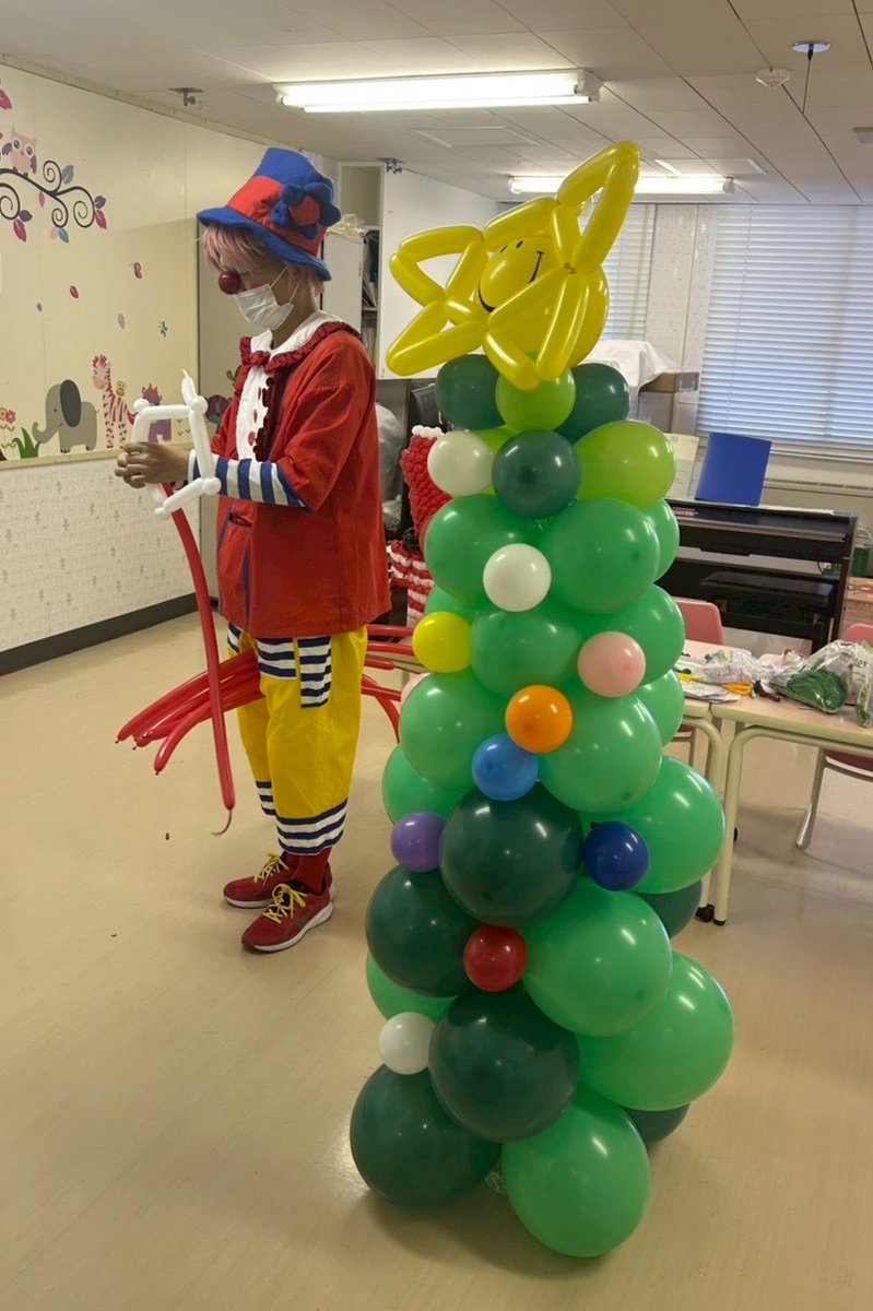 【#小児病棟 にクリスマスツリーを🎄】 
#クラウンぴのこ が 
毎年、こちらの大学病院小児病棟プレイルームで
バルーンのツリーを作っています
今年も子どもたちはツリーが出来上がるまでの間
じーっと見ていたり
個別にバルーンをもらって大喜び🎁

横にひっそりとあるのは
#ぴのこ