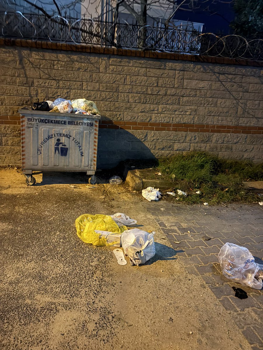 silaoner's tweet photo. @BuyukcekmeceBld  burası pınartepe mah. İzci 1 sk. çöpler sokağın ortasında duruyor. Acil görevli ekip yönlendirmenizi rica ederiz. Sokaklarımız çok pis. https://t.co/WfvEKKGkSs