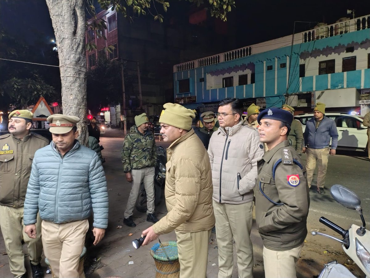 news21national's tweet photo. #Etah : क्रिसमस डे को लेकर पुलिस का अलर्ट मॉड, शहर में गश्त और चेकिंग

#Etah #ChristmasAlert #CityPatrol #SPShwetabhPandey #PoliceGatha #VehicleChecking #SuspiciousActivity #BreakingNews #LatestNews #News21National @Etahpolice https://t.co/6HorhmLBpY