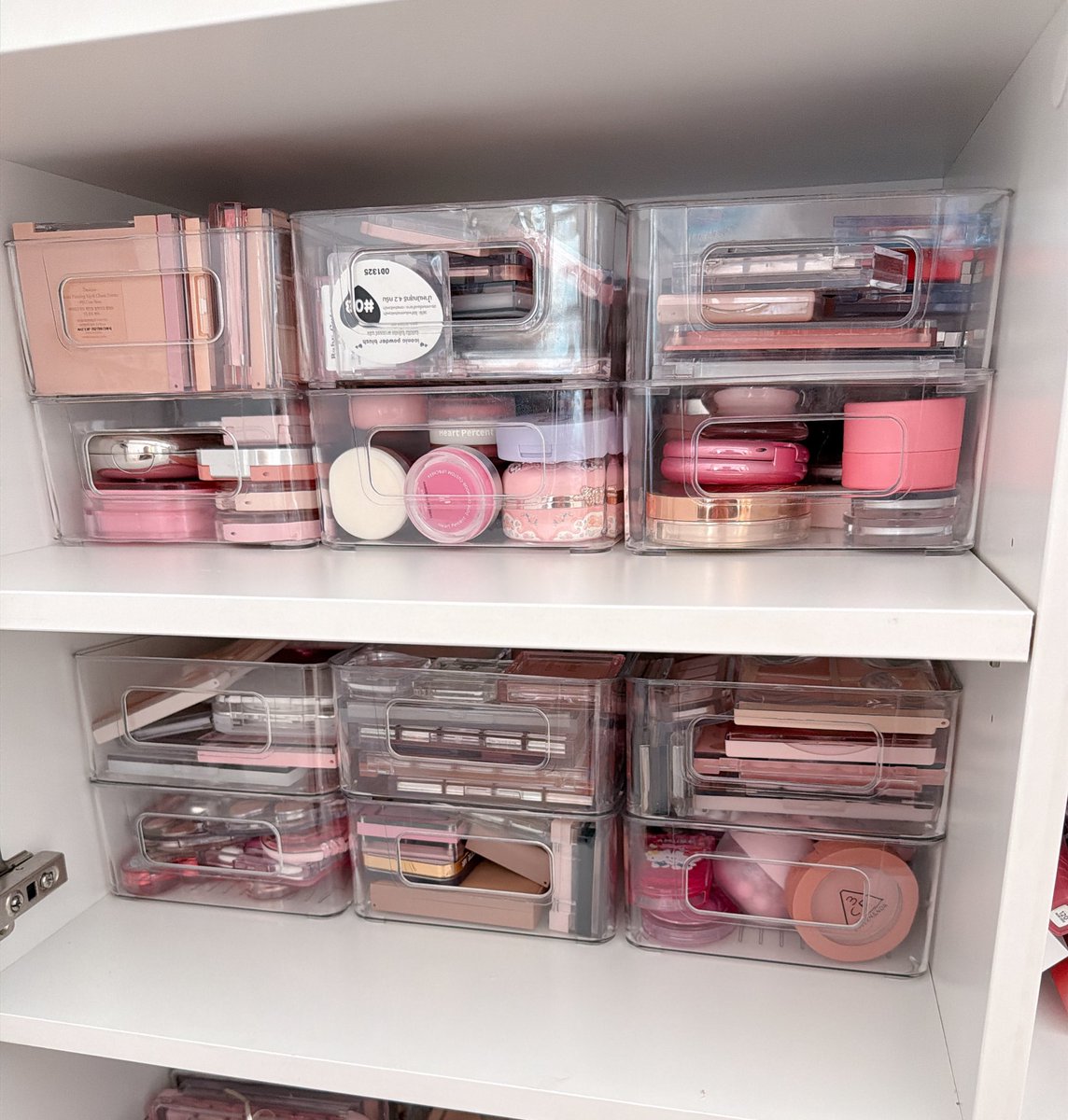 ชั้นอันนี้ดีงามมมม🥹👏🏼ใส่พาเลตตาพอดีเป๊ะ ซ้อนหลายชั้นได้เค้ามีล็อคอยู่ไม่เคลื่อน