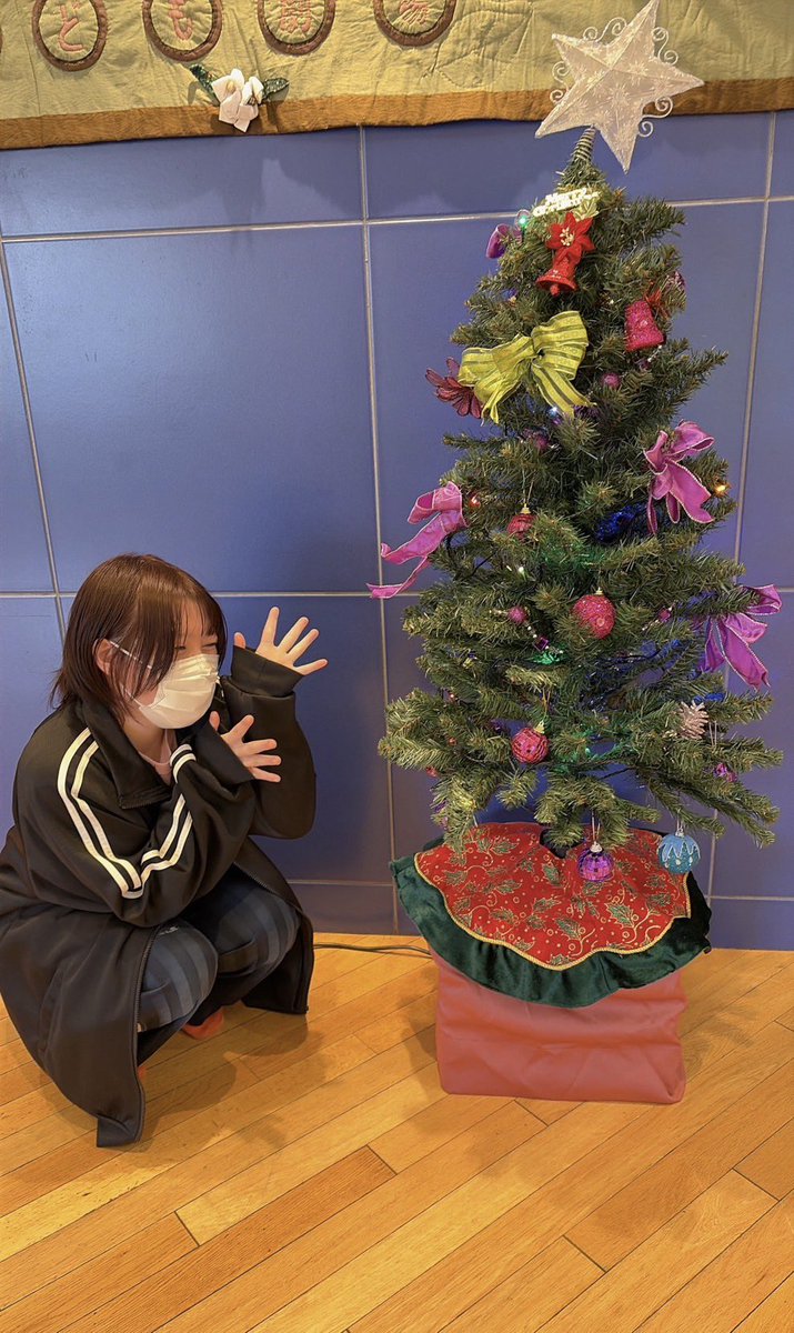 メリークリスマス🎄🎅✨

 #劇団仲間  #森は生きている
 本日初日です💖💖
🈵席ありがとうございます🙏✨

楽屋にまで客席の子供たちの声が聞こえています！！
間もなく開演です🔥
行ってきます🫧👒𓂂𓏸