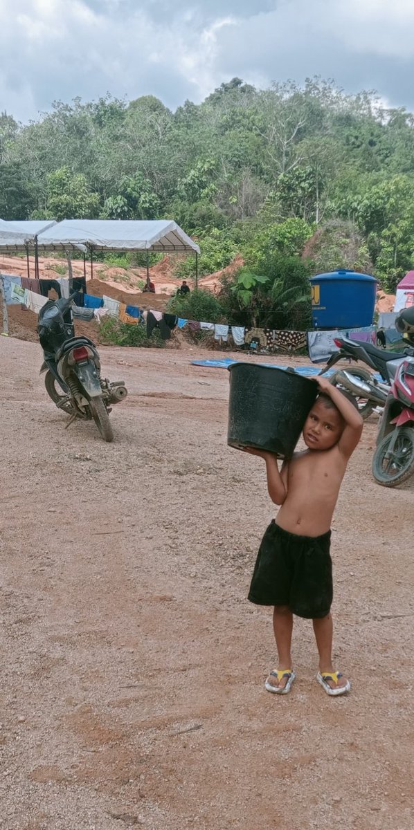 TogarTogar19's tweet photo. Anak sekecil itu berkelahi dengan waktu, pupus sudah harapan , cerita dimana dia dilahirkan dan dibesarkan.
Kemana lagi aku dan keluarga ku berteduh..??
Gelar dan pendidikan engkau gapai , namun aku harus menderita untuk itu semua. https://t.co/AOOrwDAX5a