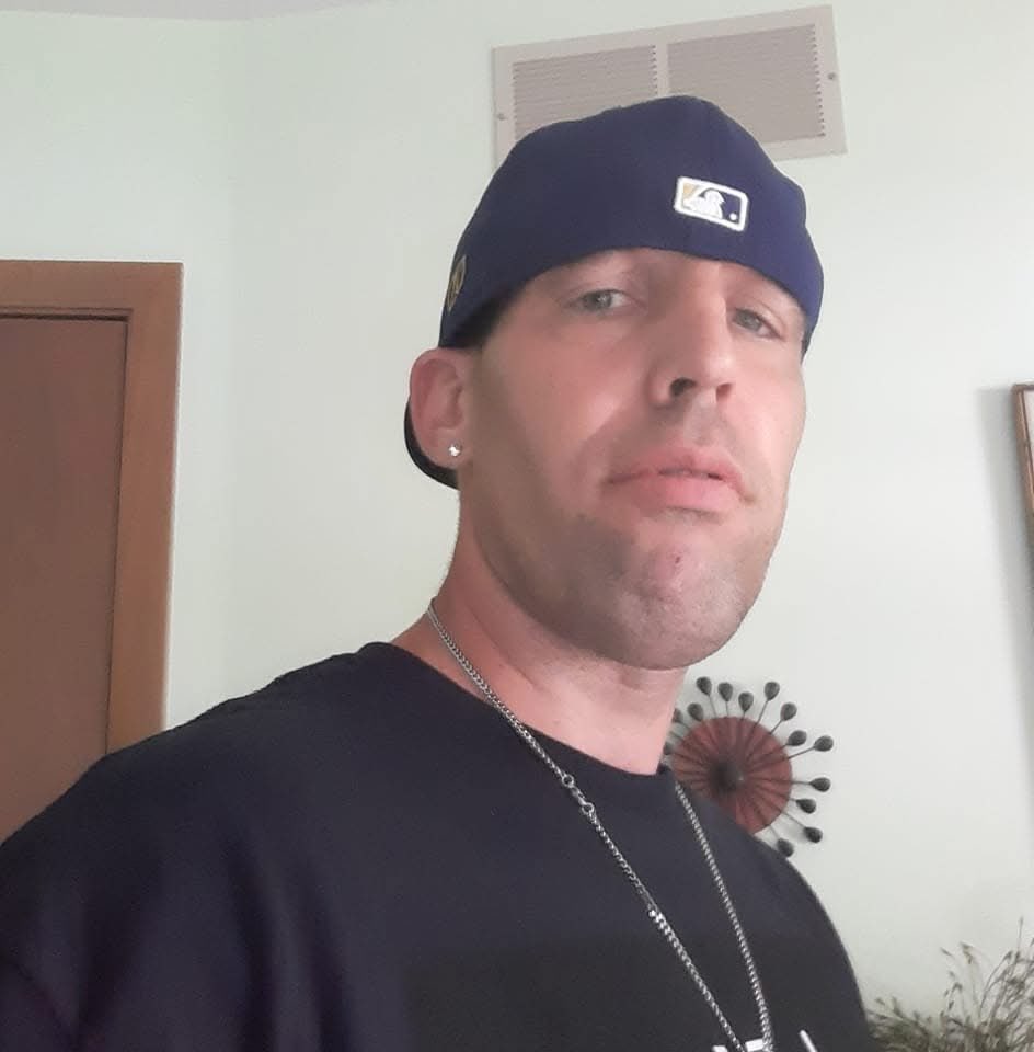 Some random ass dude from virgina that looks like this is logging into my accounts 😭