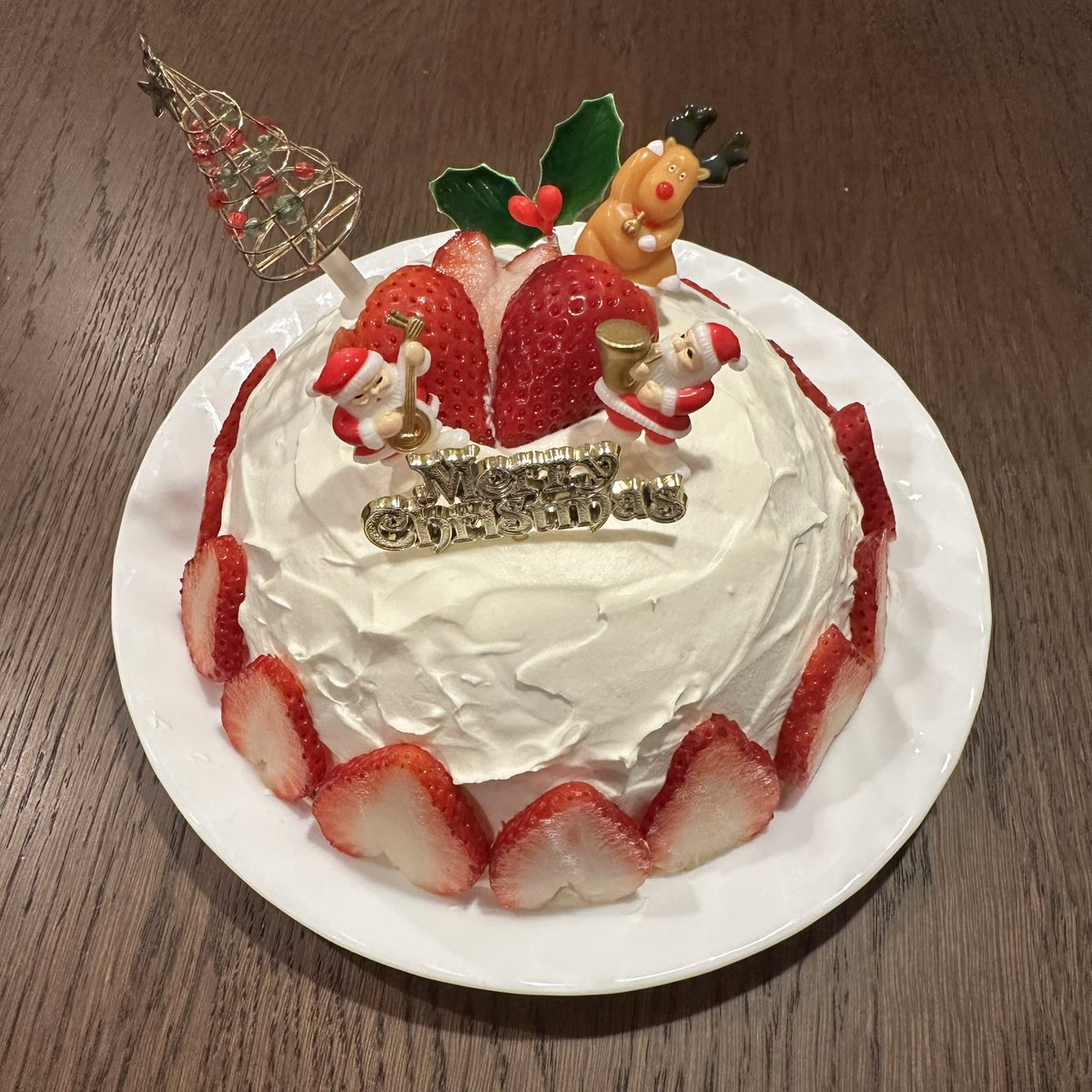 tifa2chan's tweet photo. 子供のリクエストのドーム型(ズコット)ケーキ。いちごで全部覆うか迷ったけど、めんどくさくなった(笑) 
うちにあるボウルが大きかったようで5号サイズにしようとしたのに6号サイズなって、慌てて追加の生クリームを買いに出ることに。 https://t.co/wg2oGbb982