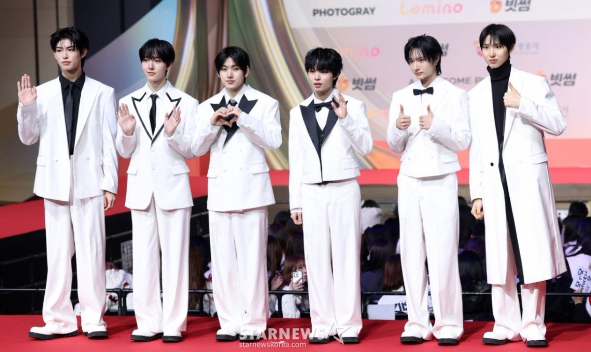 amaru_kickflip's tweet image. KickFlip at the 2025 SBS Gayo Daejeon red carpet press pics

#킥플립 #kickflip