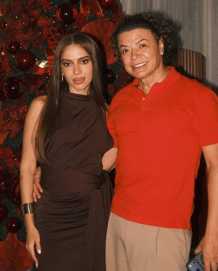 poponze's tweet image. Anitta em nova foto com David Brazil celebrando o Natal. ✨