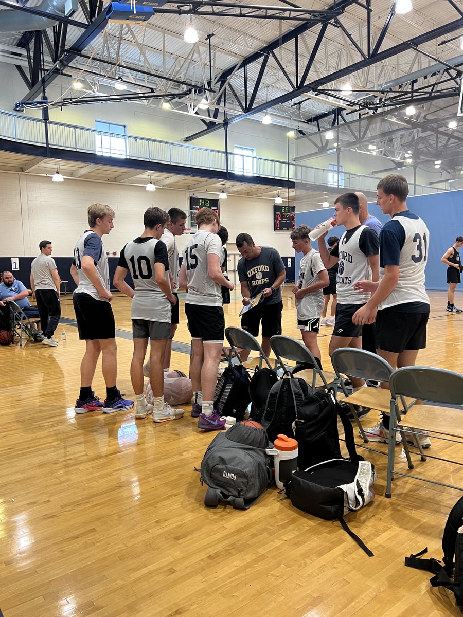 ghoops22's tweet image. Getting after it! ⁦@TheDZoneBBall⁩ at Livonia Stevenson.