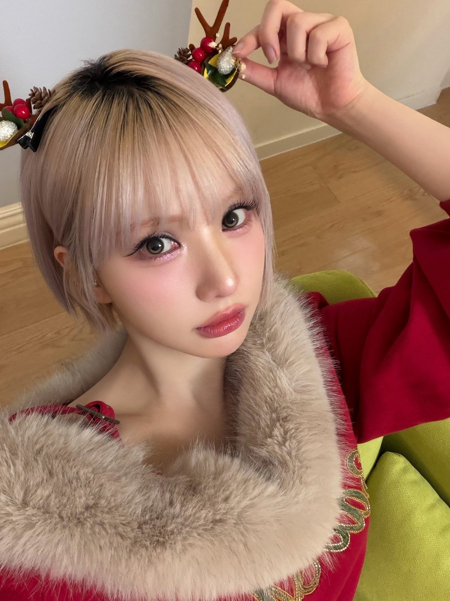 VIVIZ_staff's tweet image. [#VIVIZ_STAFF] 🎁

𝘝𝘐𝘝𝘐𝘡 - ‘𝘓𝘪𝘬𝘦 𝘐𝘵’𝘴 𝘊𝘩𝘳𝘪𝘴𝘵𝘮𝘢𝘴’ 𝘊𝘰𝘷𝘦𝘳
𝟸:𝟶𝟿 ────*̥❄︎‧˚────── 𝟺:𝟻𝟼
         ⇆           ◁       ❚❚       ▷           ↻

#VIVIZ #비비지
#EUNHA #은하
#SINB #신비
#UMJI #엄지