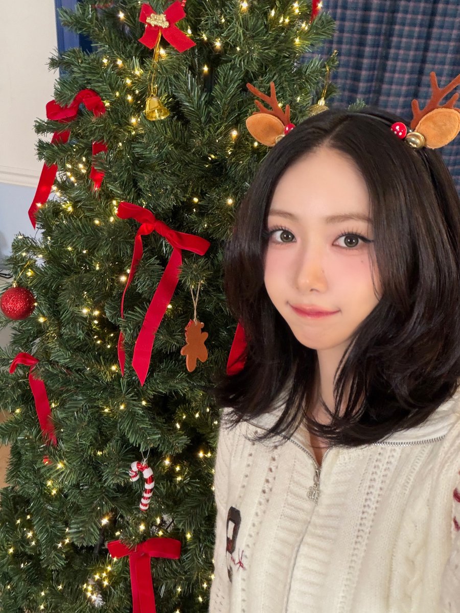 VIVIZ_staff's tweet image. [#VIVIZ_STAFF] 🎁

𝘝𝘐𝘝𝘐𝘡 - ‘𝘓𝘪𝘬𝘦 𝘐𝘵’𝘴 𝘊𝘩𝘳𝘪𝘴𝘵𝘮𝘢𝘴’ 𝘊𝘰𝘷𝘦𝘳
𝟸:𝟶𝟿 ────*̥❄︎‧˚────── 𝟺:𝟻𝟼
         ⇆           ◁       ❚❚       ▷           ↻

#VIVIZ #비비지
#EUNHA #은하
#SINB #신비
#UMJI #엄지